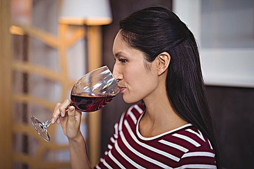 女士优雅拿红酒杯姿势是怎样