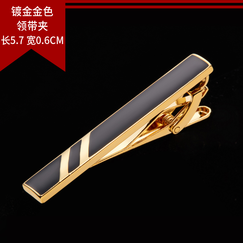 领带夹夹在哪个位置合适