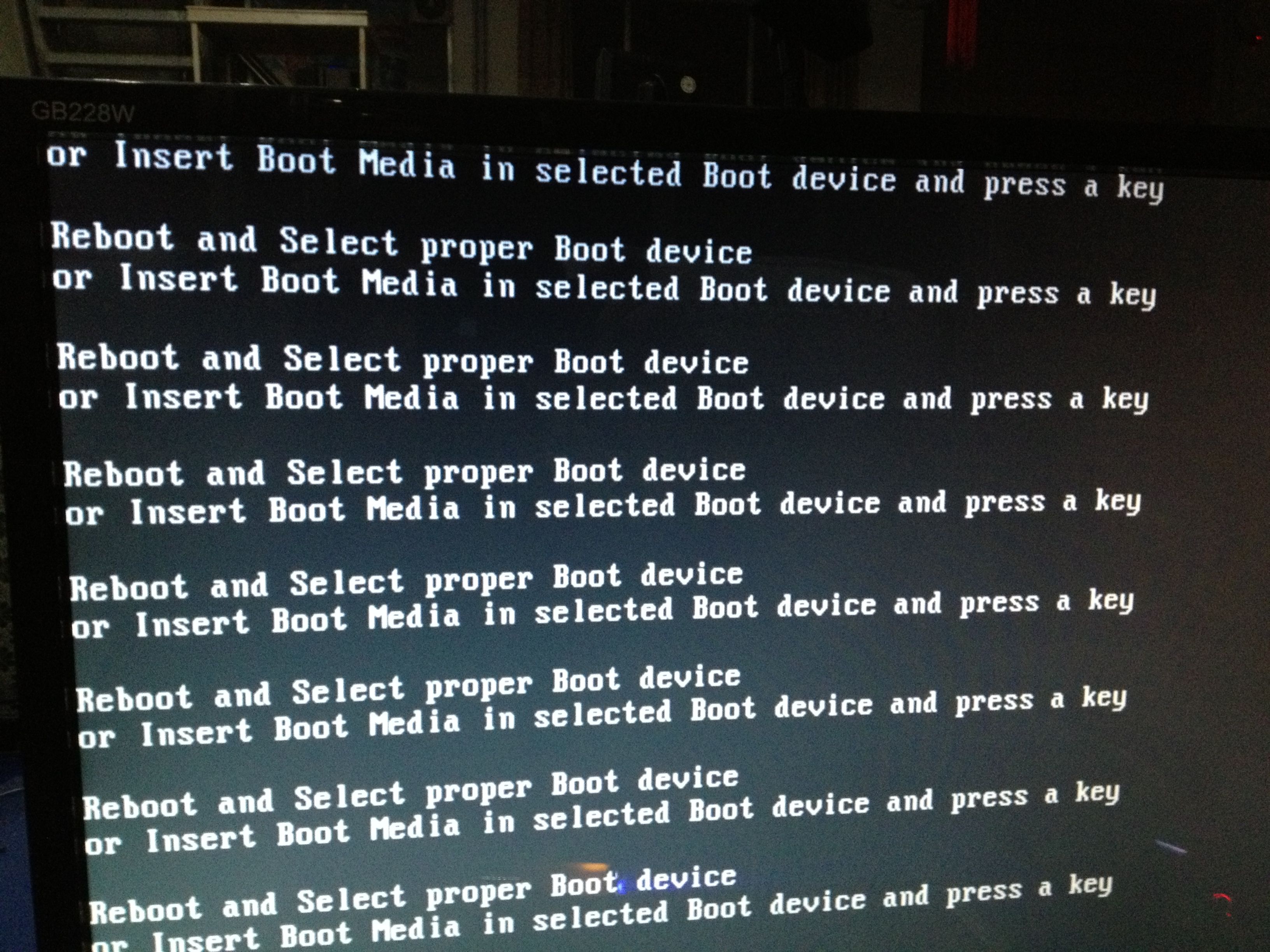 电脑开机显示英文字母怎么办