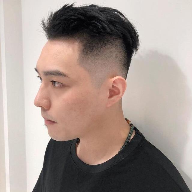 男生两边留长的发型叫什么