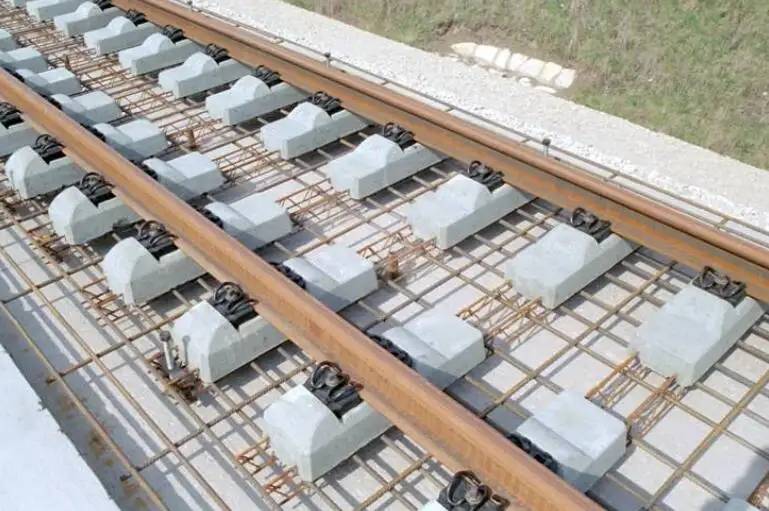 火车轨道为什么要铺石子