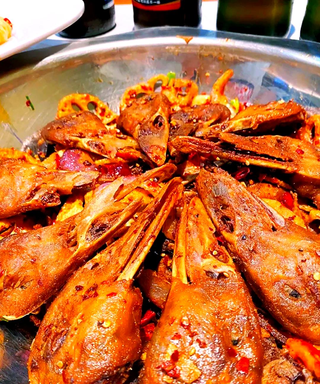 正宗干锅鸭头的烹饪方法