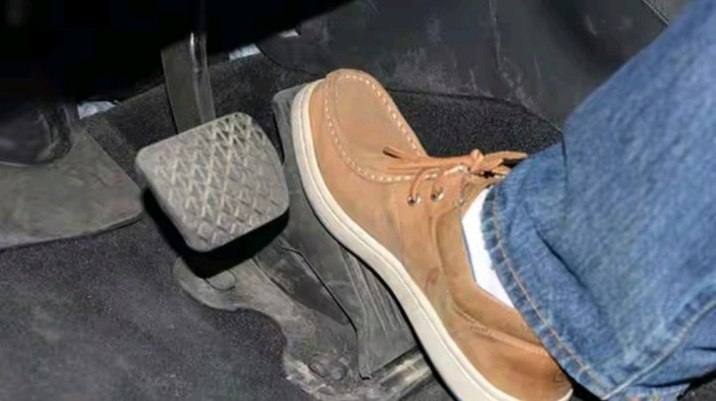 离合没松完可以踩油门吗