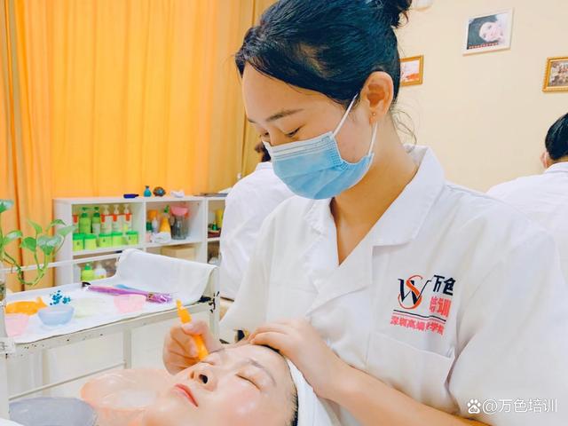 中医面部刮痧美容养生手法