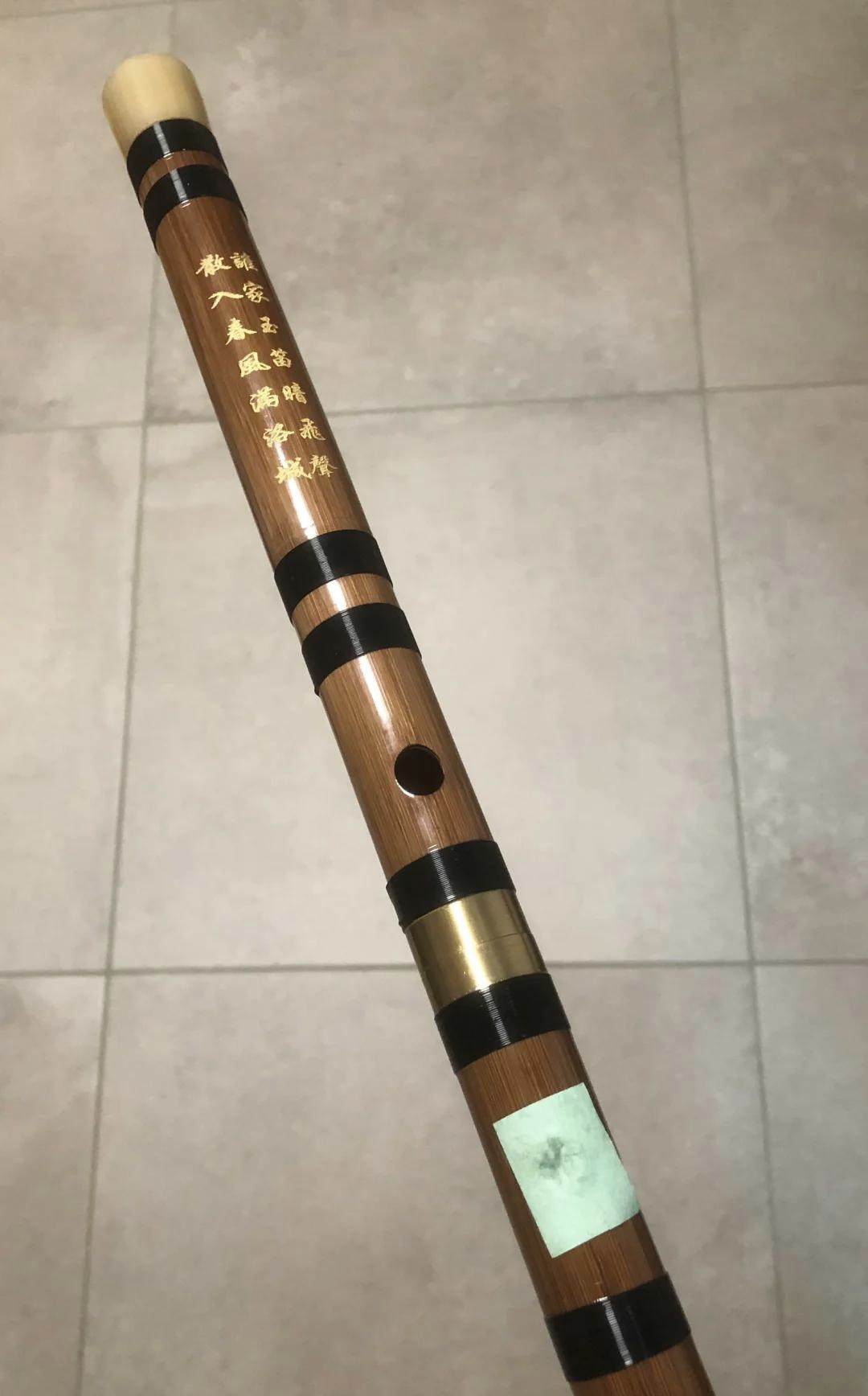 笛子的笛膜贴在哪个孔上啊?