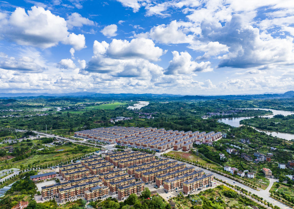 屋舍俨然的俨然是什么意思