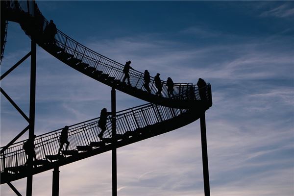 女人梦见艰难爬上楼梯