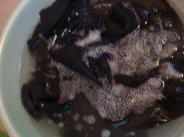 黑色衣服被84褪色的恢复方法