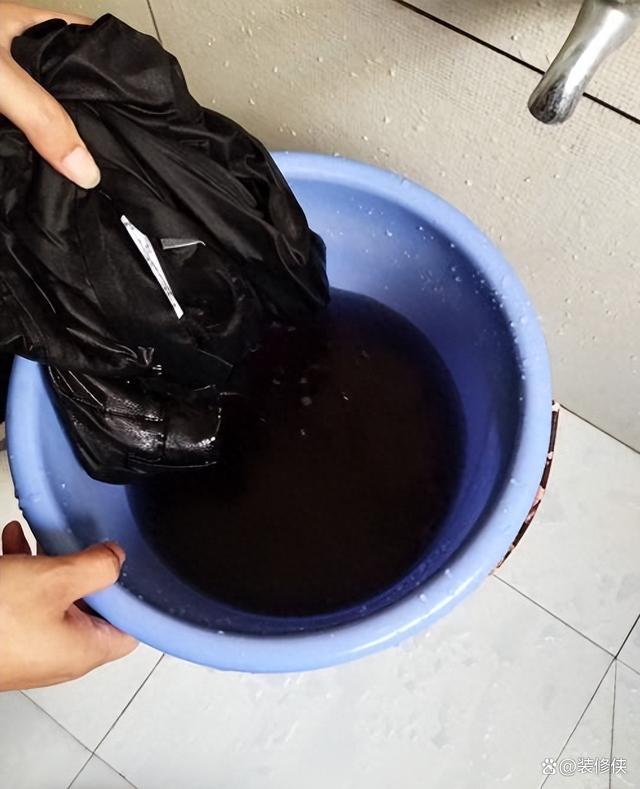 黑色衣服被84褪色的恢复方法