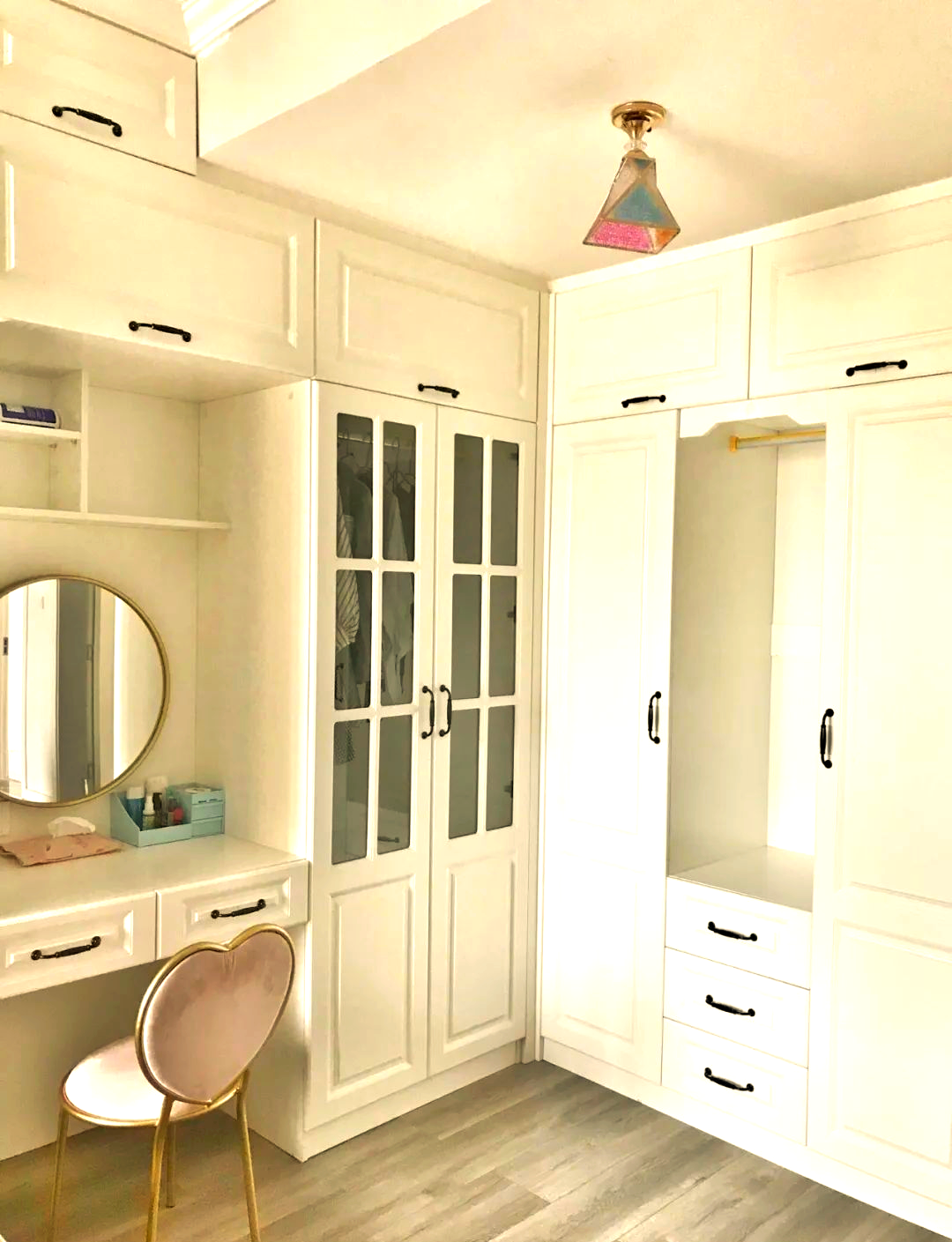 梳妆台放在卧室哪里最合适