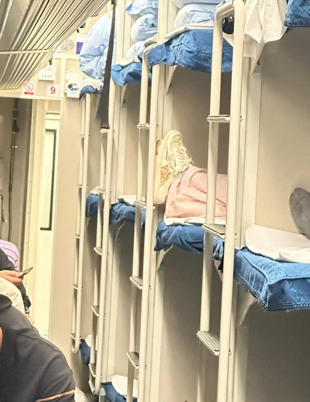 火车上的硬卧是什么样的