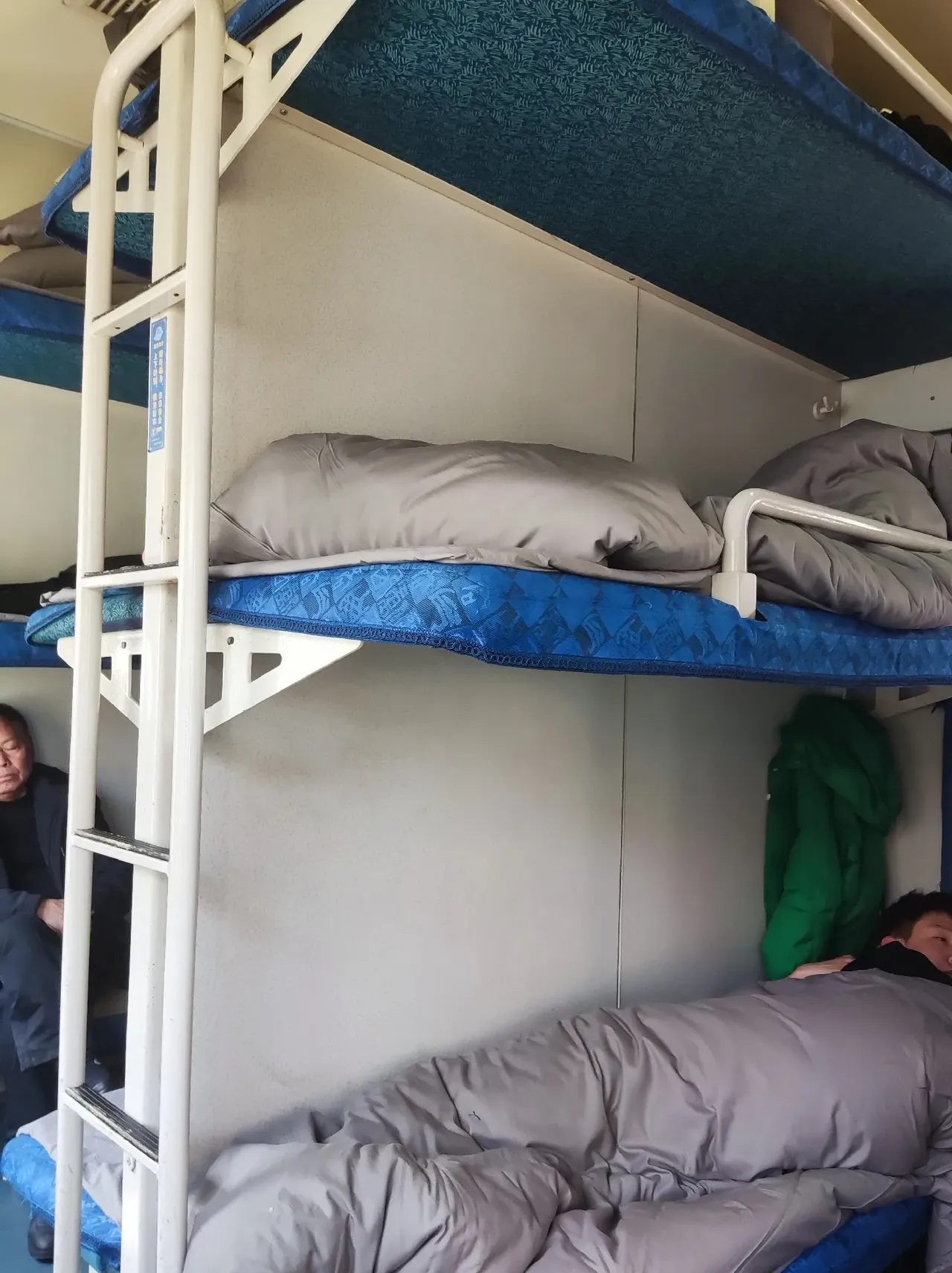 火车上的硬卧是什么样的