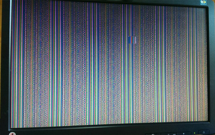 电脑屏幕出现条纹花屏是什么原因