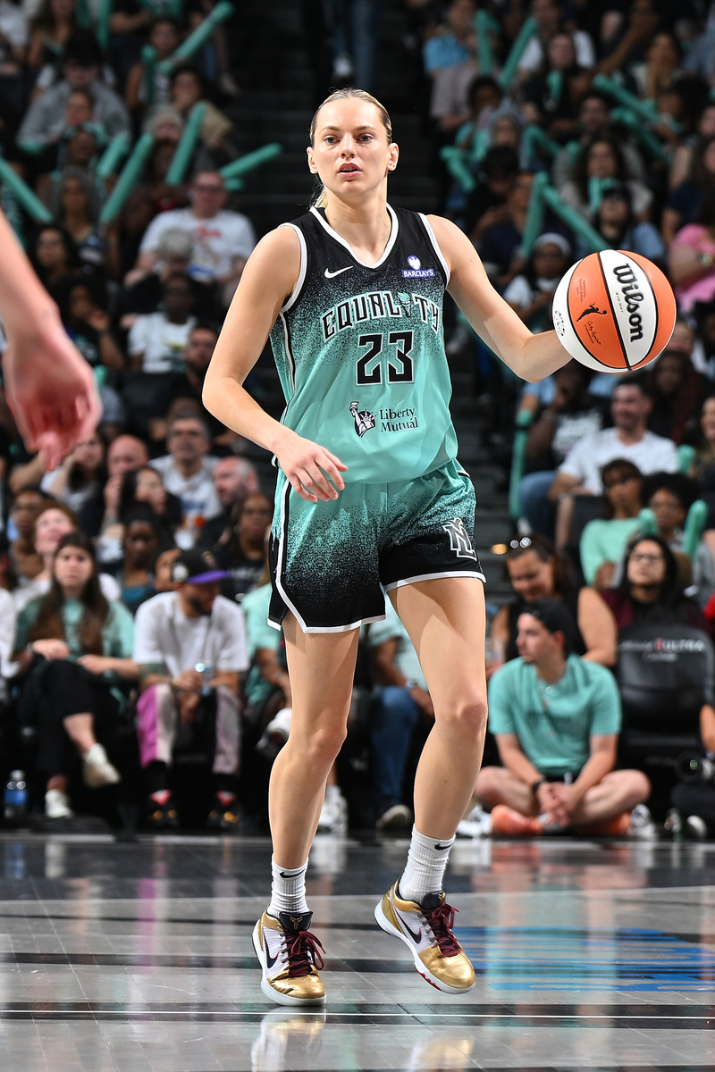 你认为篮球界议论最多soma步是走步吗？