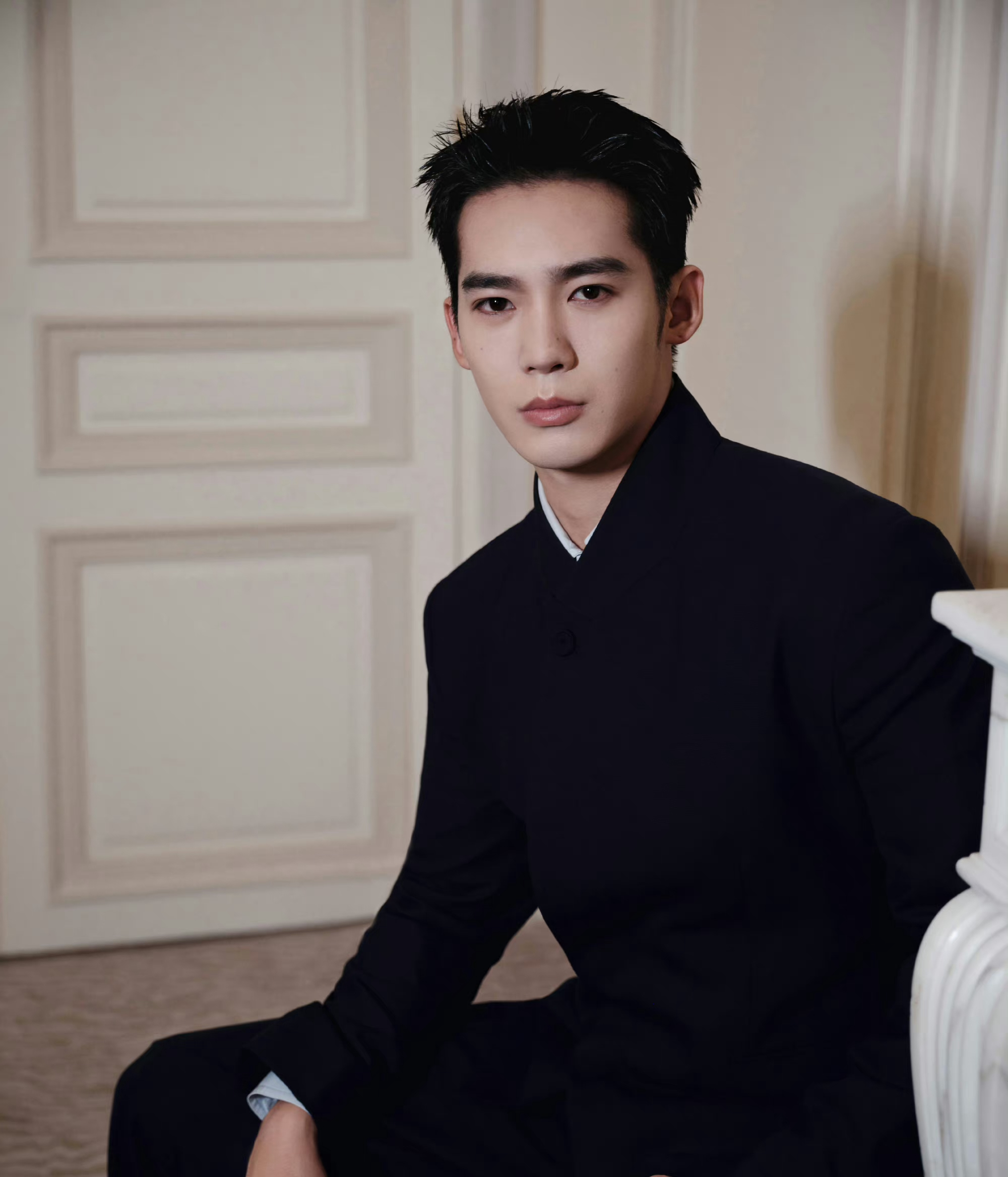 穿西装较适合留怎样的发型