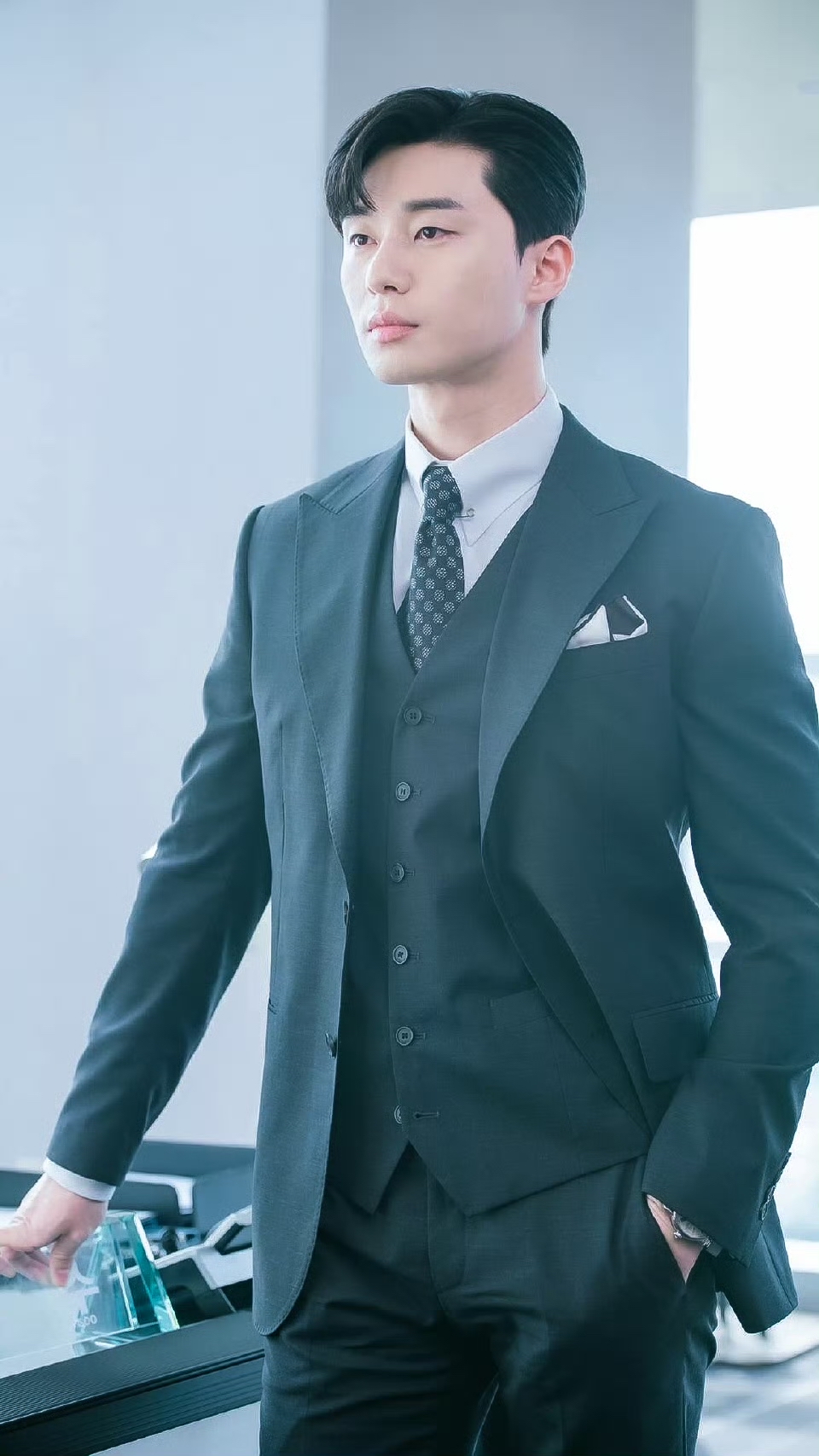 穿西装较适合留怎样的发型