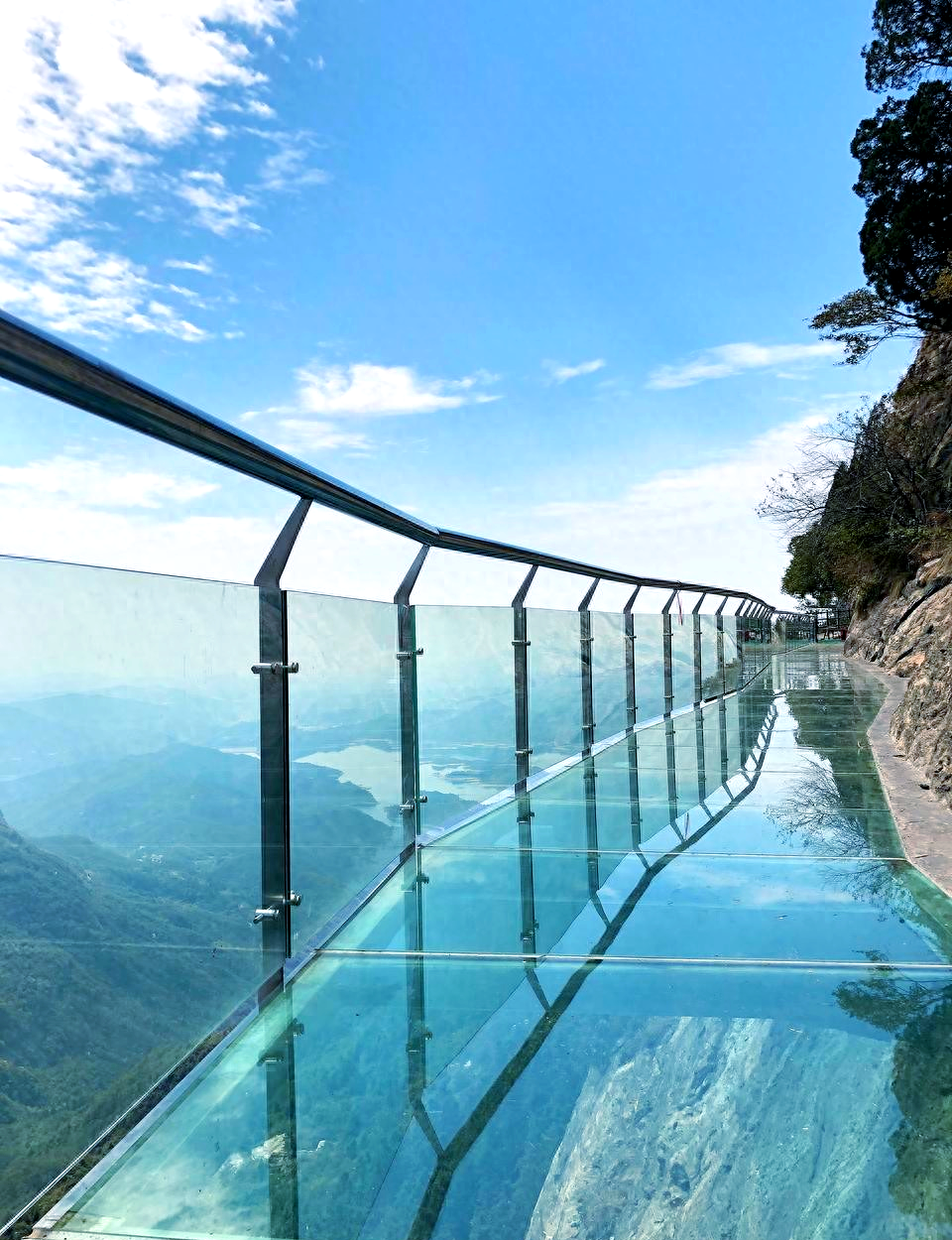 国内哪里有玻璃栈道的景点