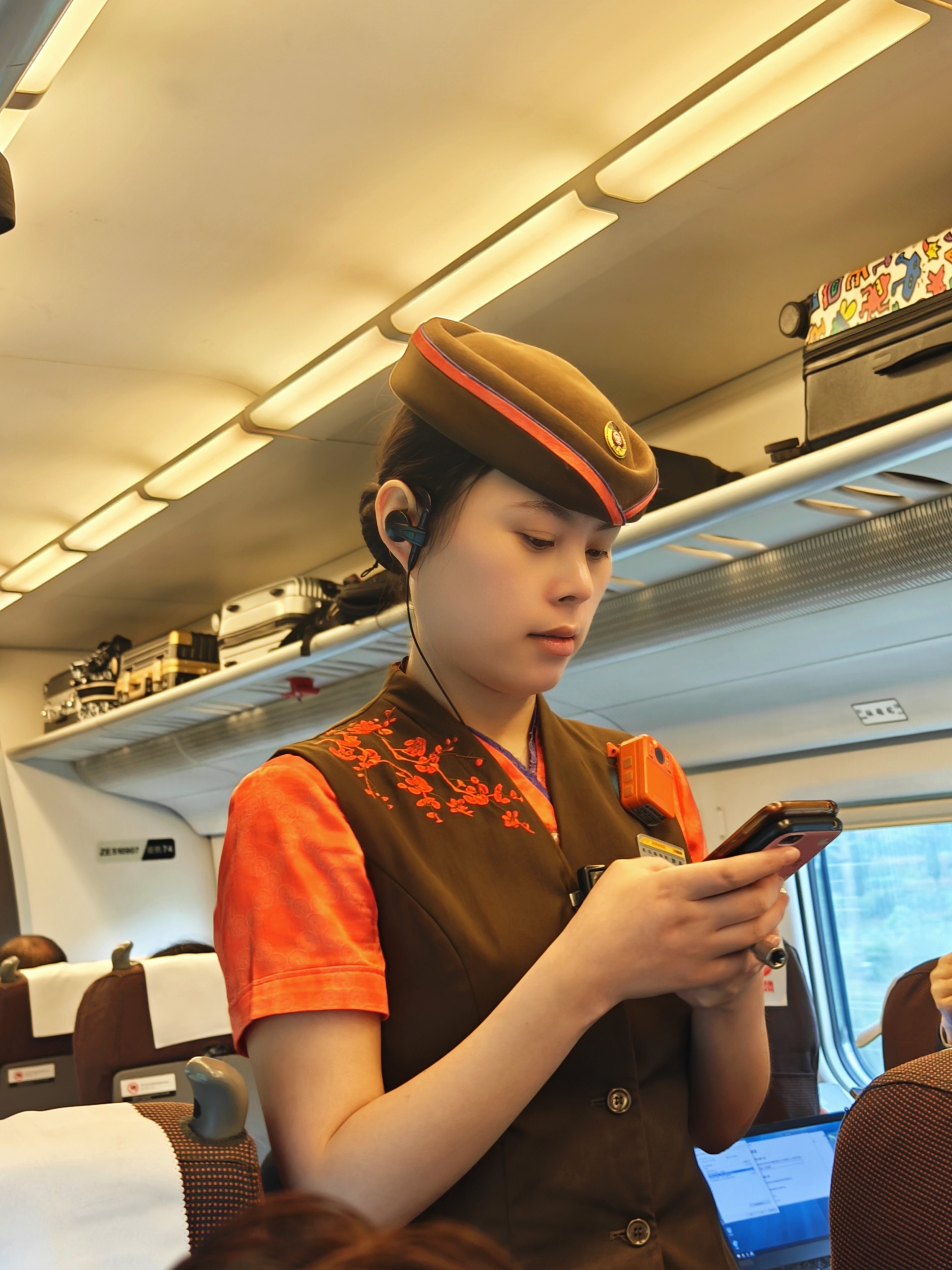 高铁乘务员主要做什么工作