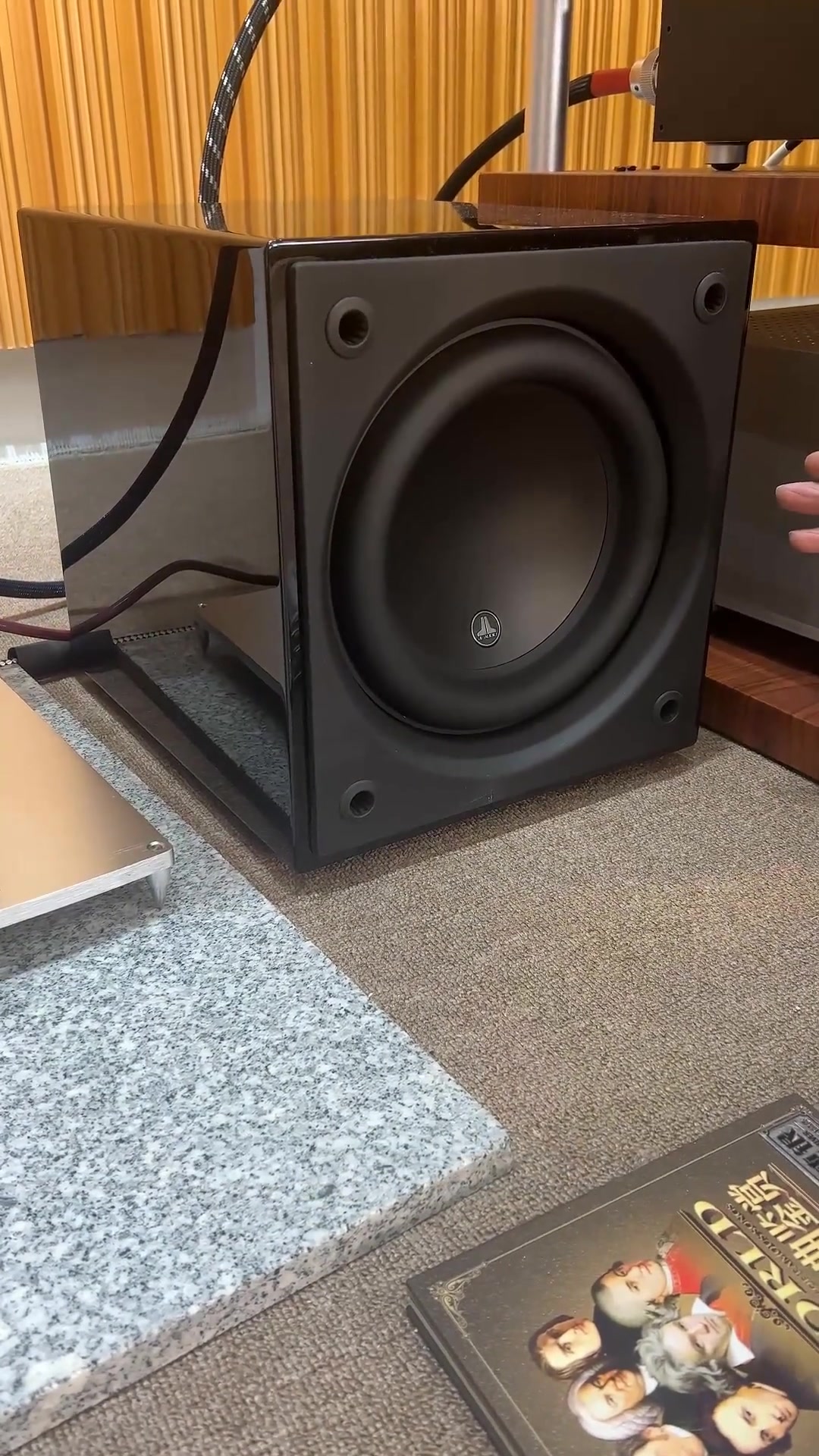 低音炮嗡嗡的声音的原因