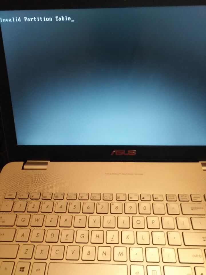 电脑开机屏幕是黑的怎么回事