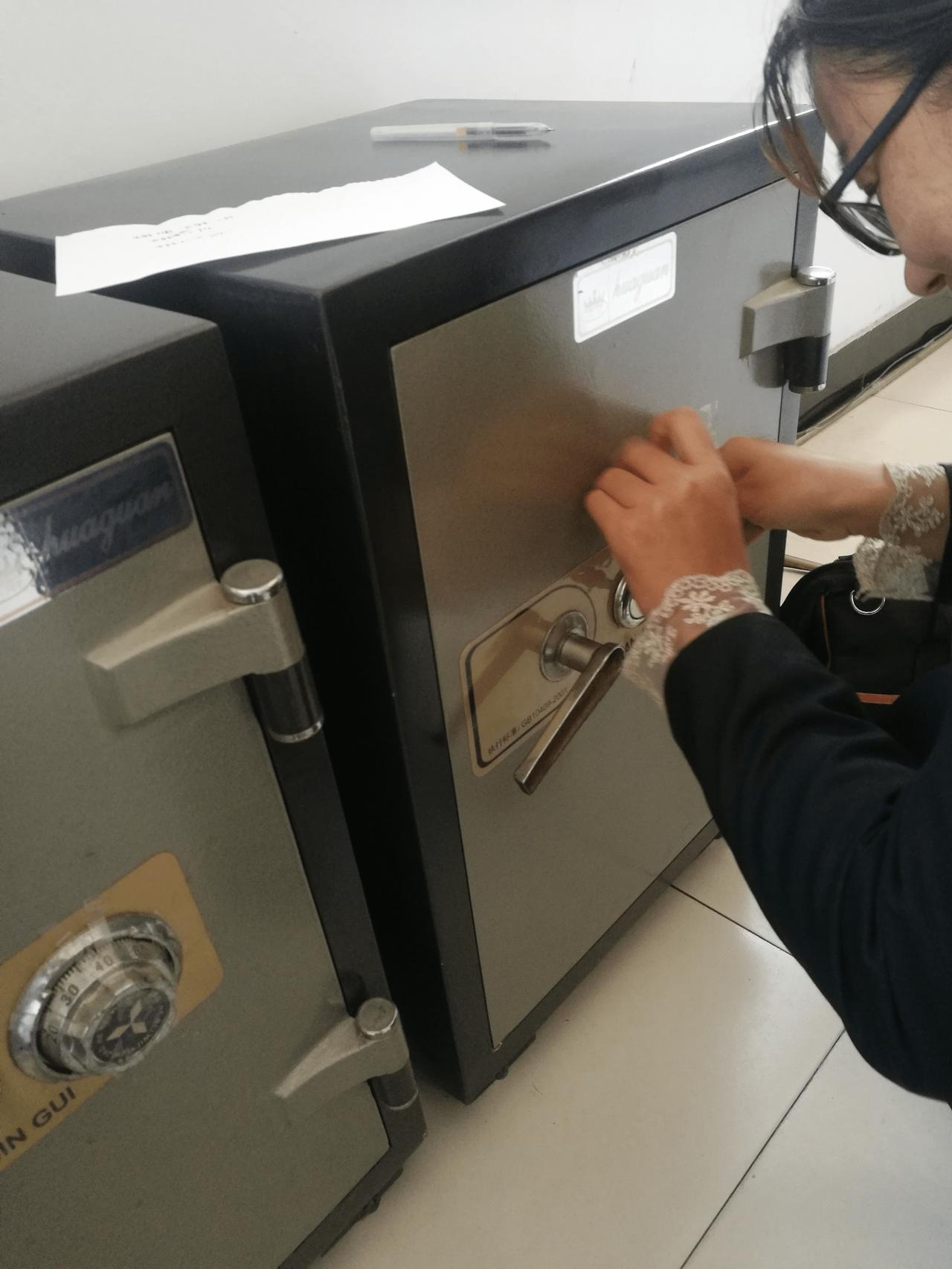 保险柜密码忘了怎么办啊?