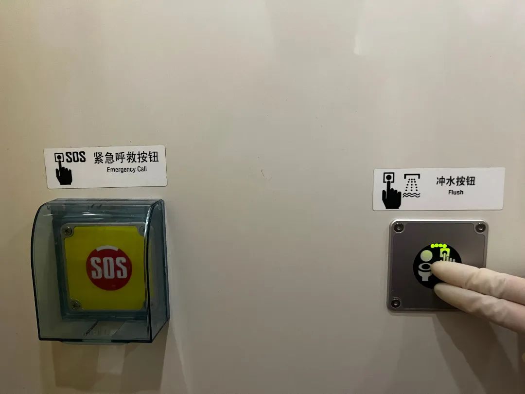 火车卫生间冲水开关在哪里