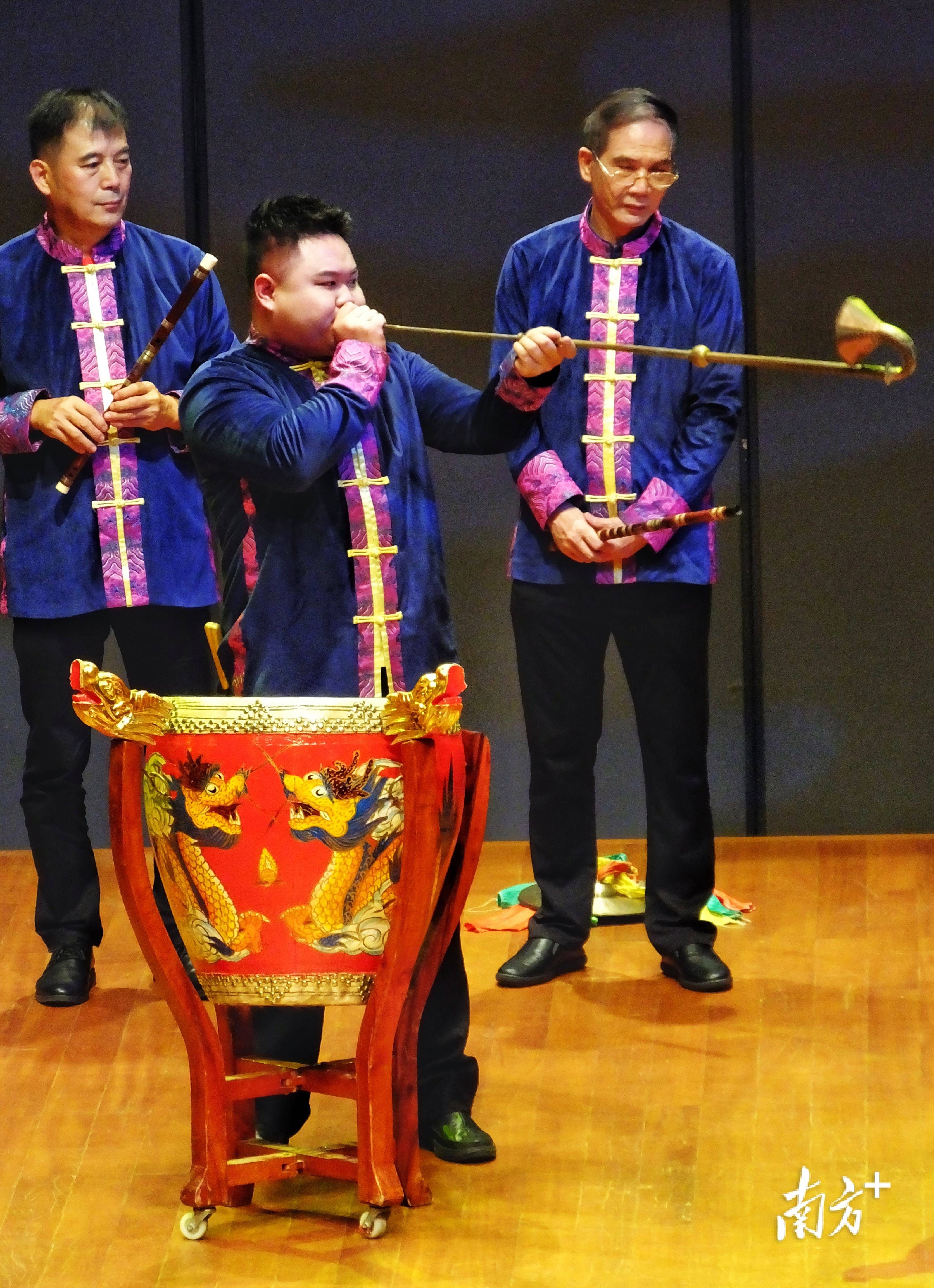 敲起了大鼓咚咚咚是什么歌