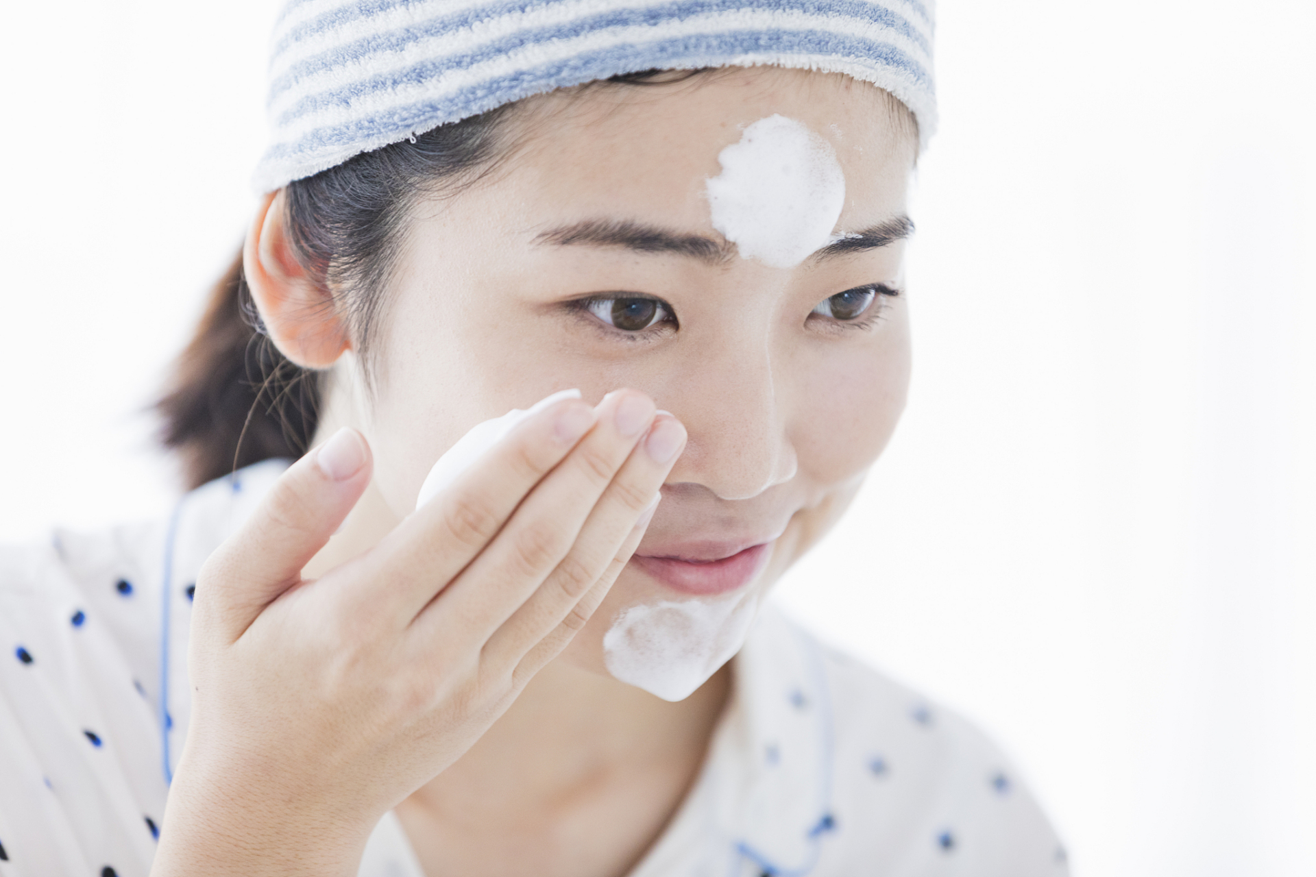 用纯牛奶洗脸的正确过程