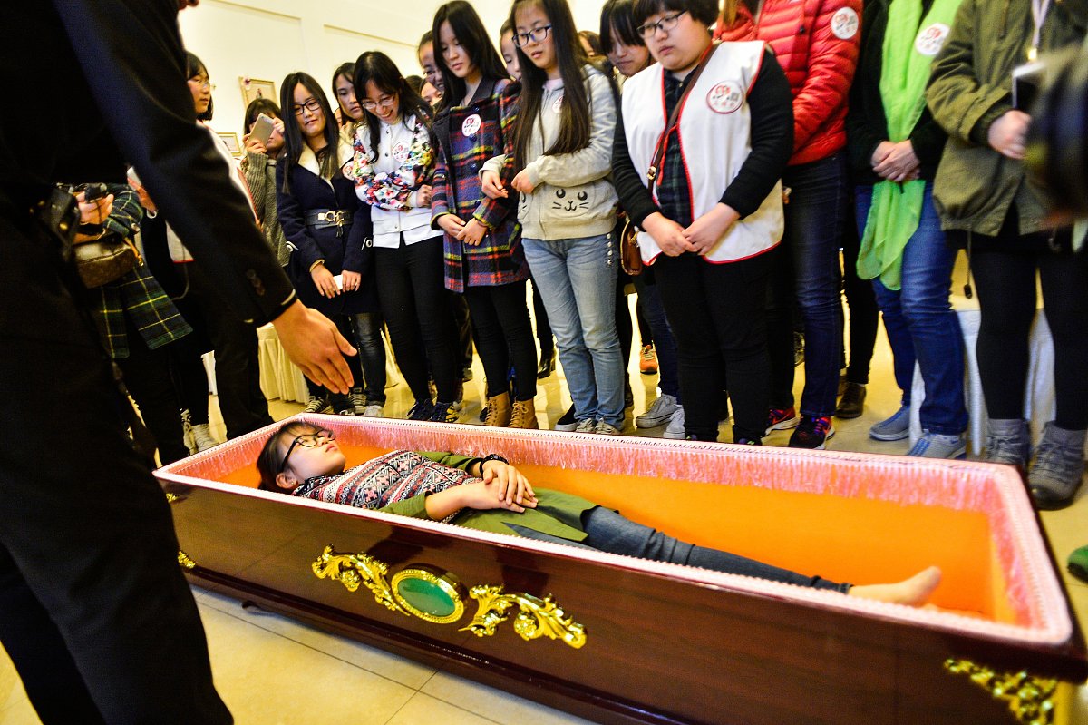 梦见抬着棺材出殡是什么意思