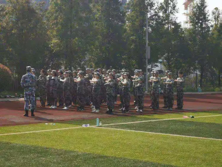 一二一齐步走先迈哪只脚