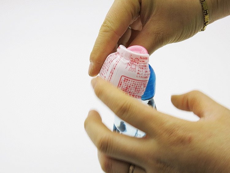 无螺纹波子汽水如何把弹珠取出来