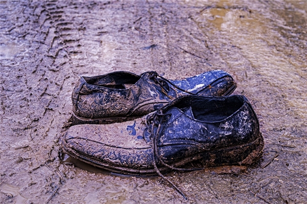 女人梦见道路泥泞难走的含义
