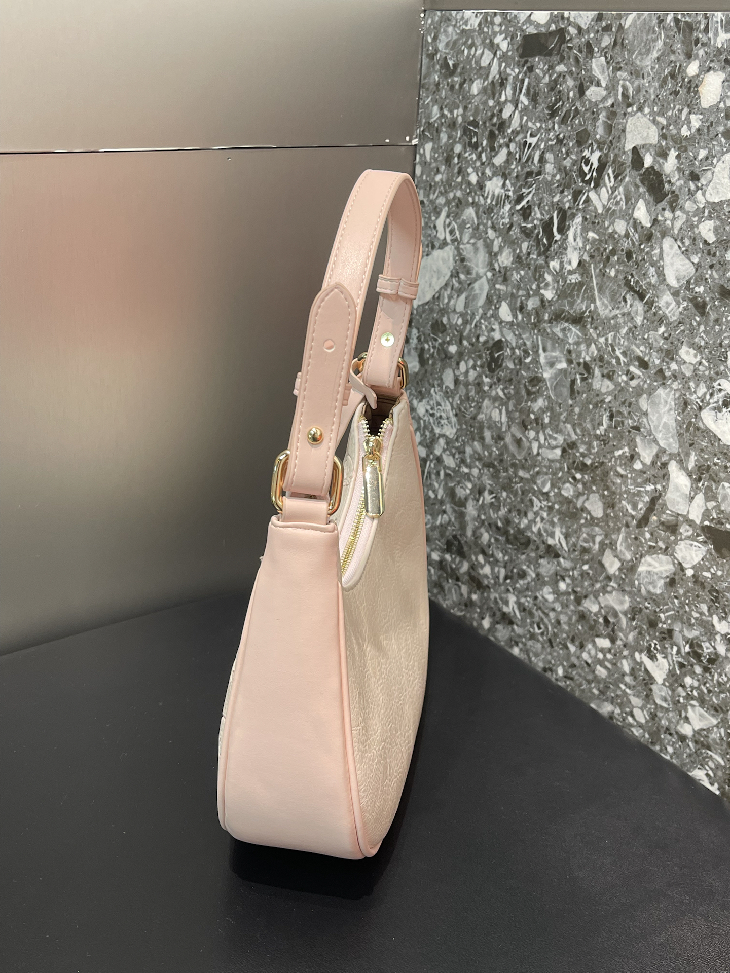 这款小ck包包专柜大概多少钱