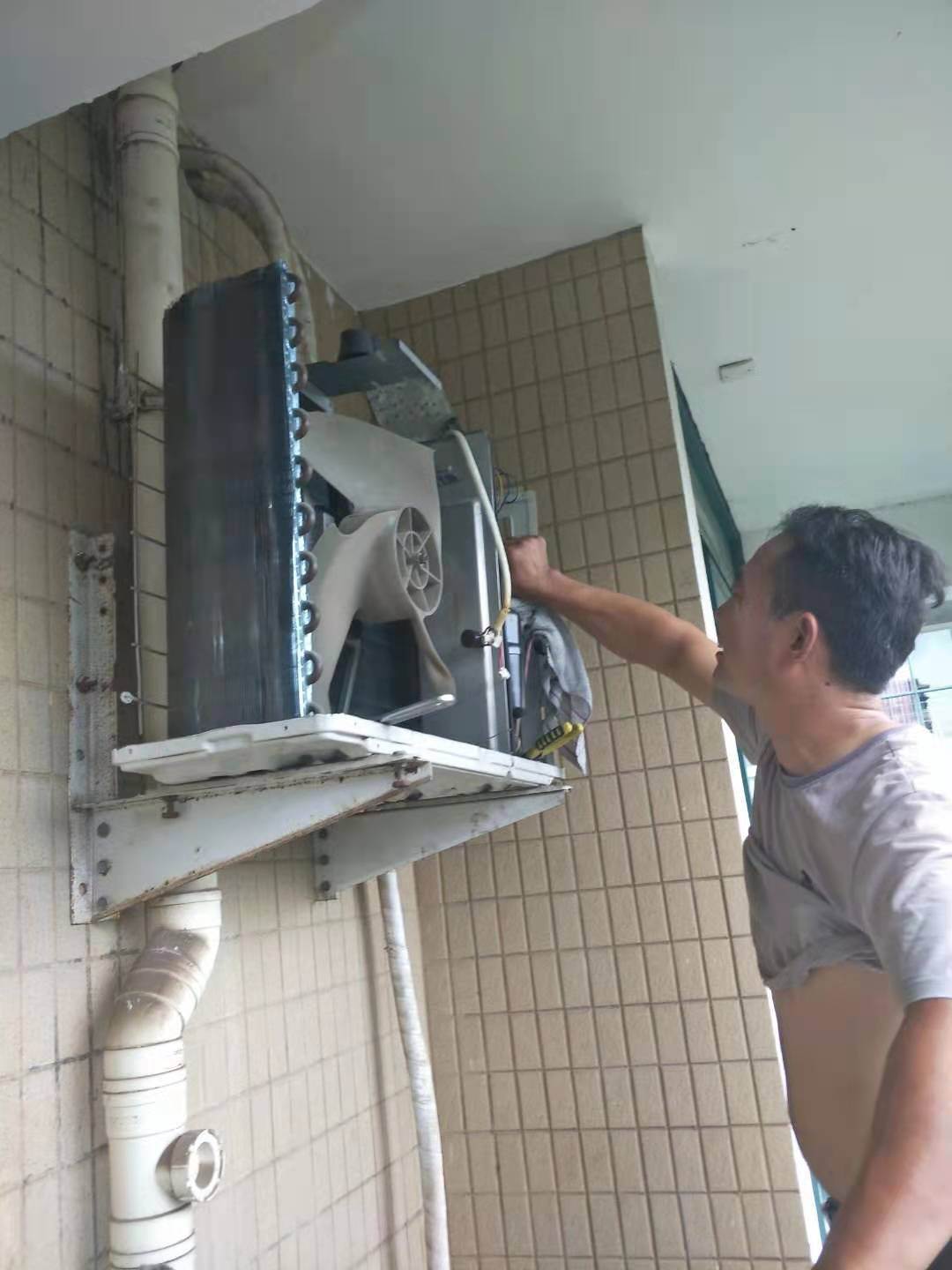 奥克斯空调室内机滴水怎么修理