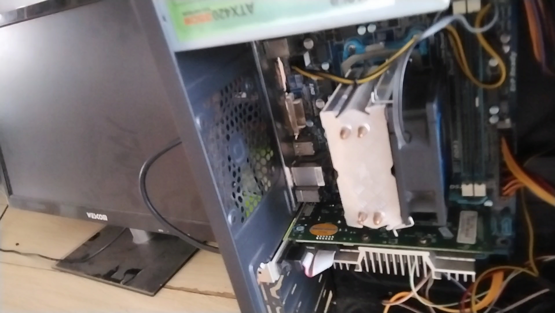 电脑开不了机只听到风扇在转