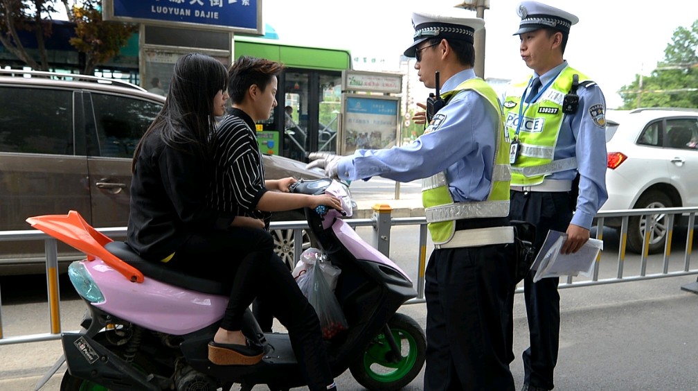 无牌无证骑摩托上路被交警抓住怎么处理??