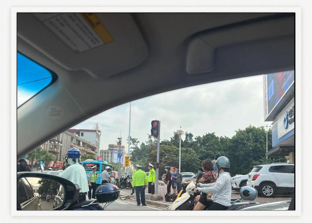 无牌无证骑摩托上路被交警抓住怎么处理??