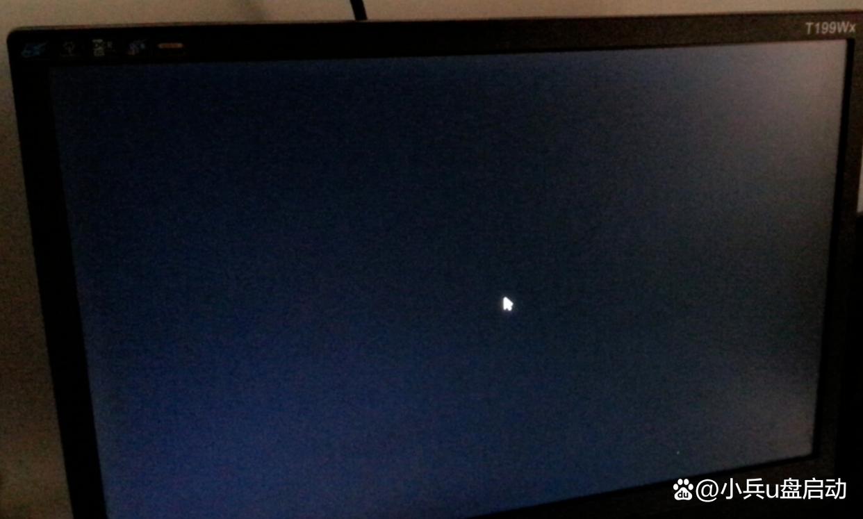 电脑屏幕什么图标都没有