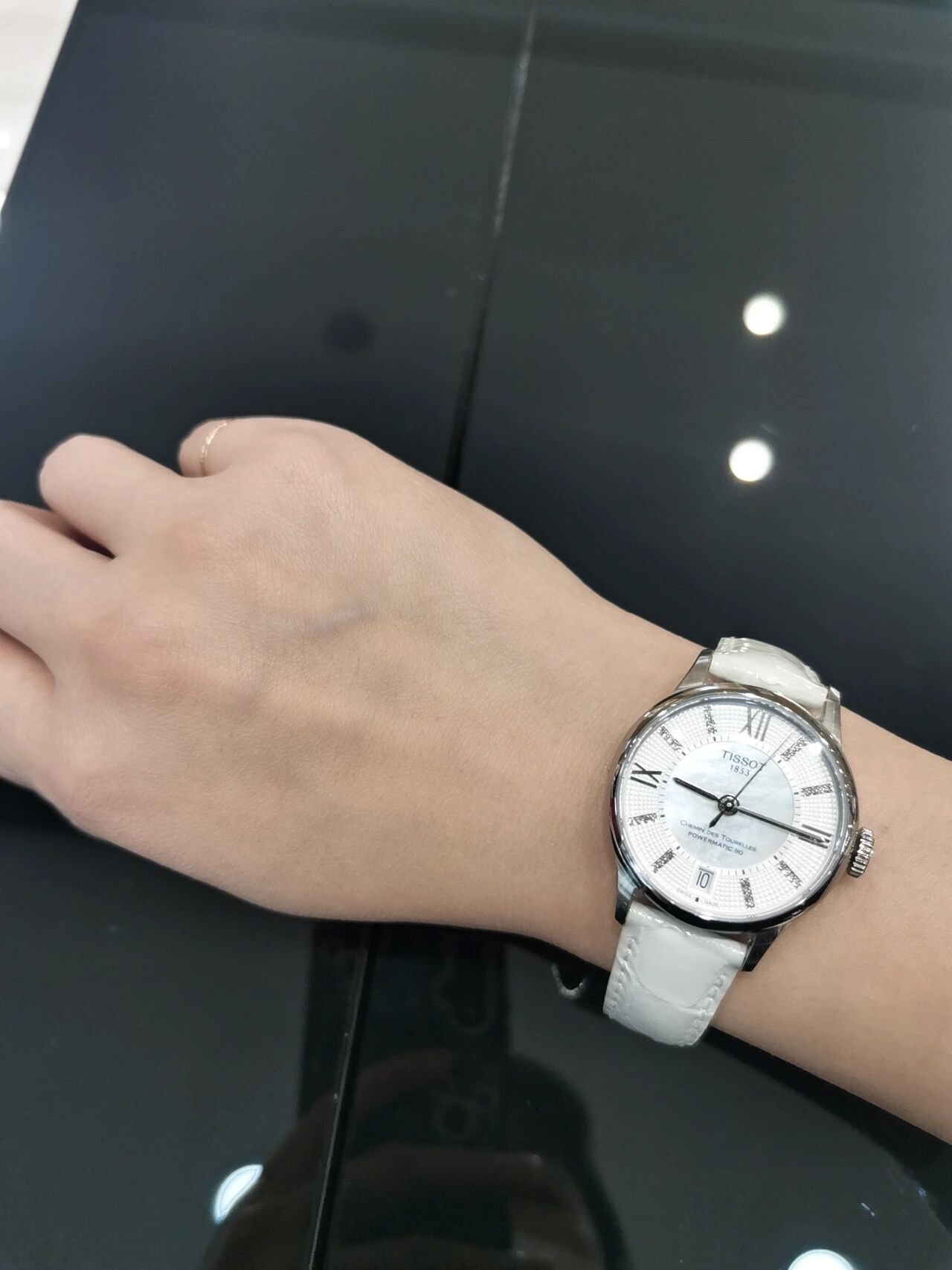 女生手表戴左手还是右手