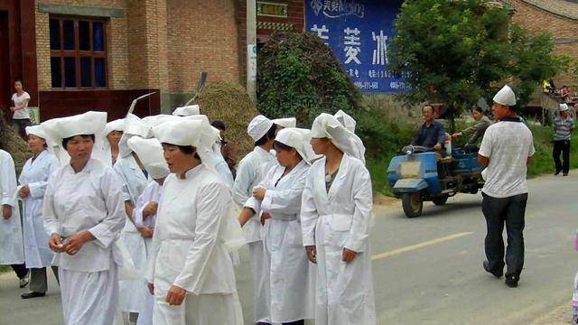 周公解梦：出殡很多人穿着白孝衣