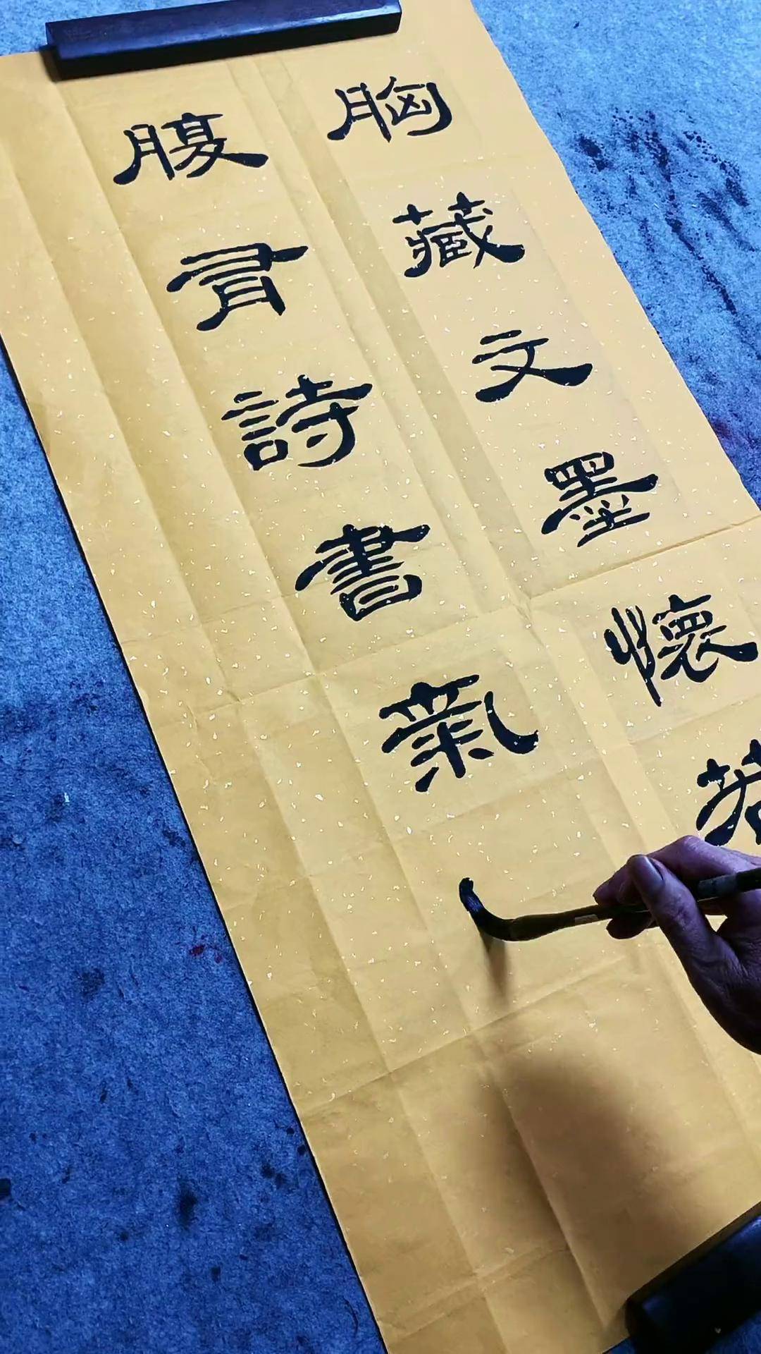 胸藏文墨虚若谷腹有诗书气自华解释