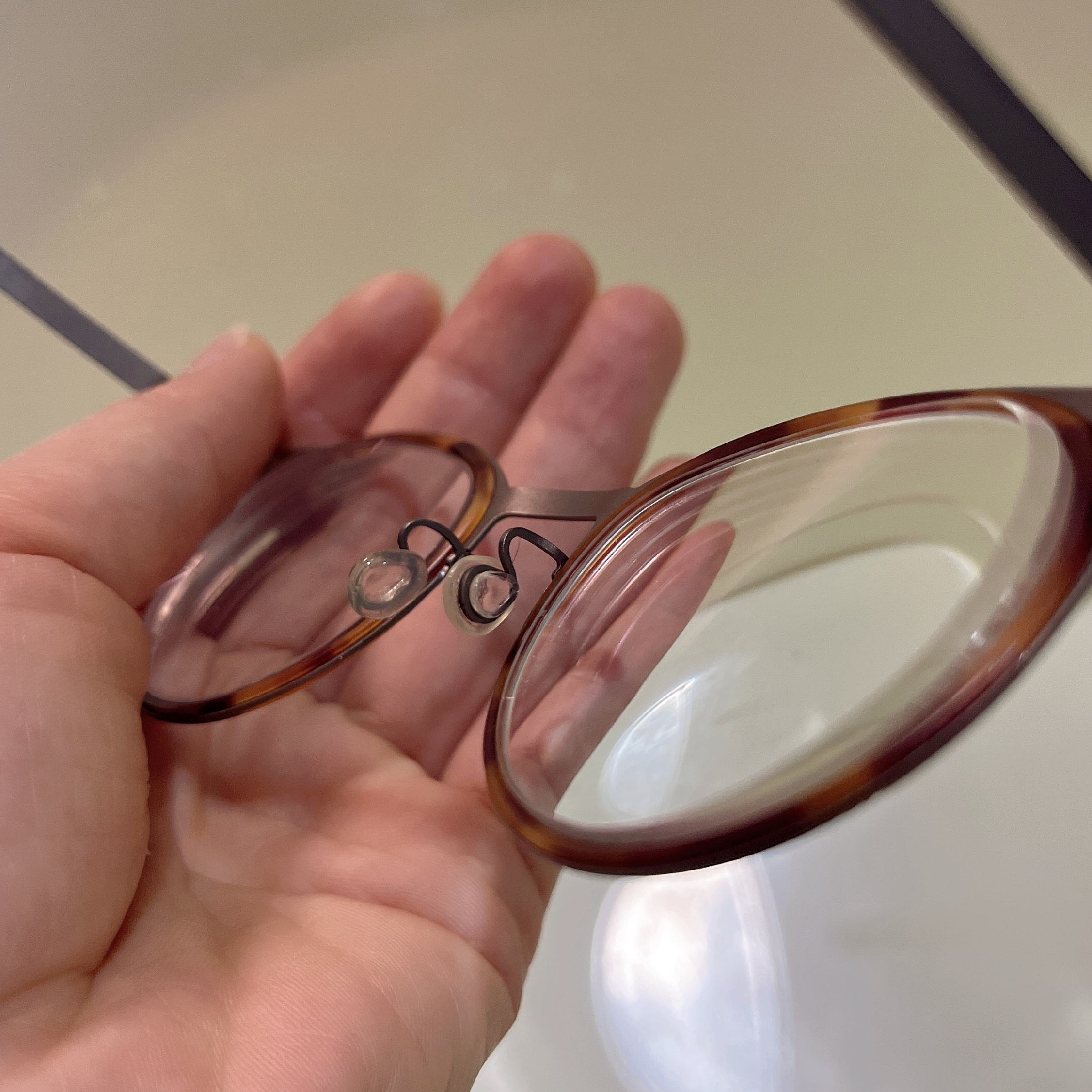 眼镜垫鼻子上东西叫什么