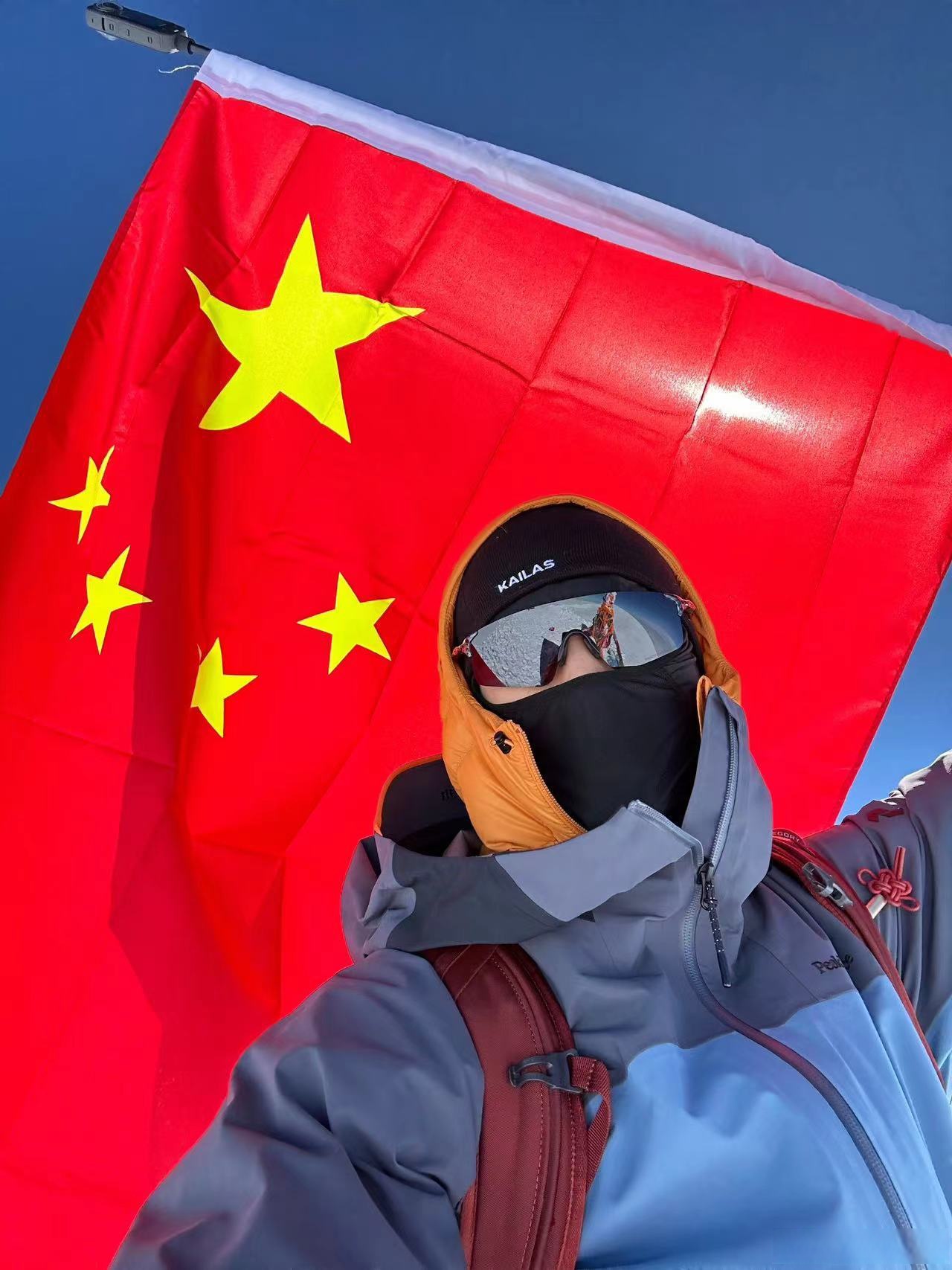 一个人举着一面红旗打一成语