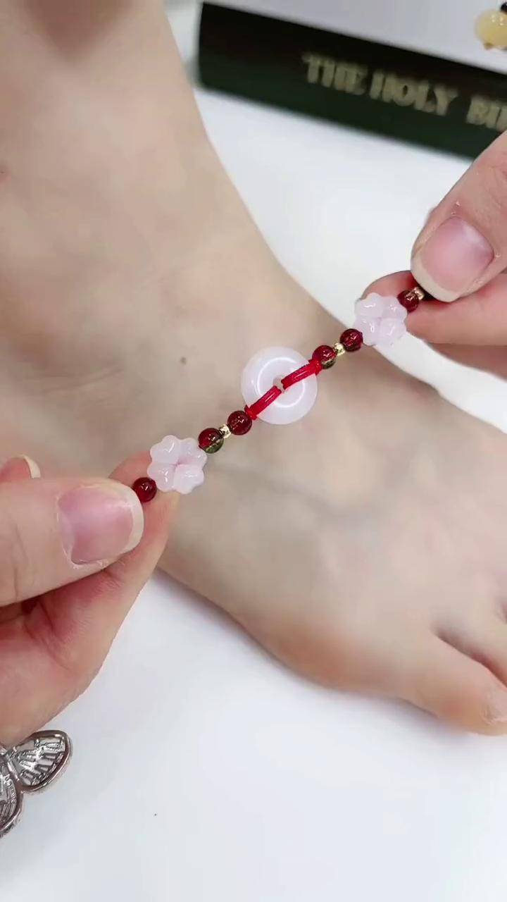 女人脚上系红绳代表什么