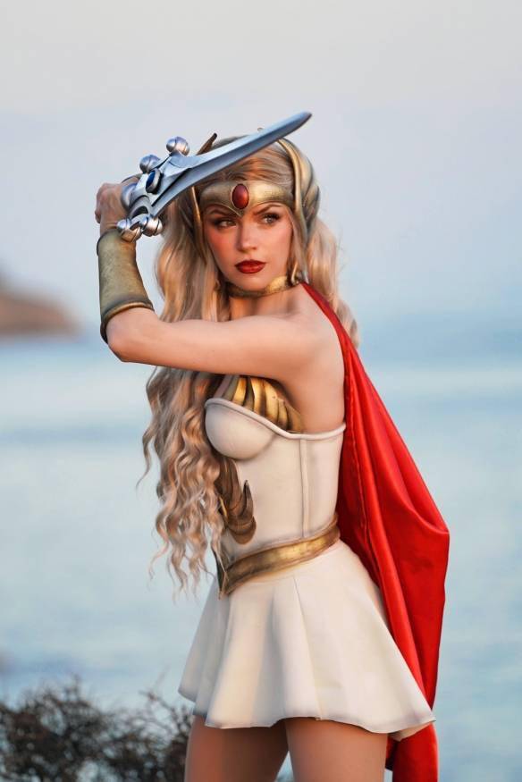 黑袍纠察队梅芙女王怎么死的