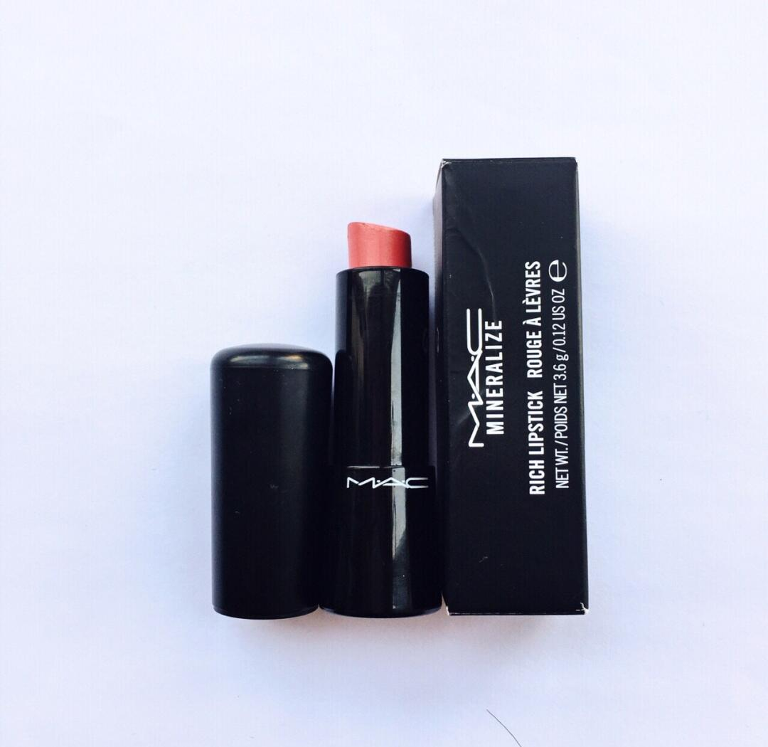 珊瑚红口红是什么颜色的