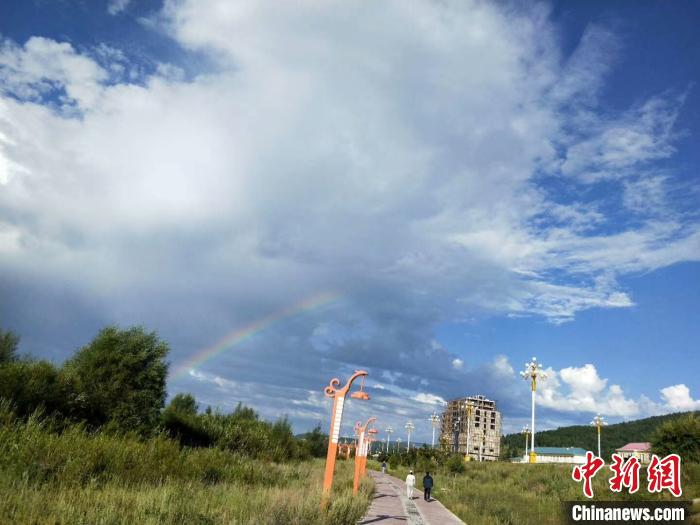 早穿皮袄午穿纱下一句是什么