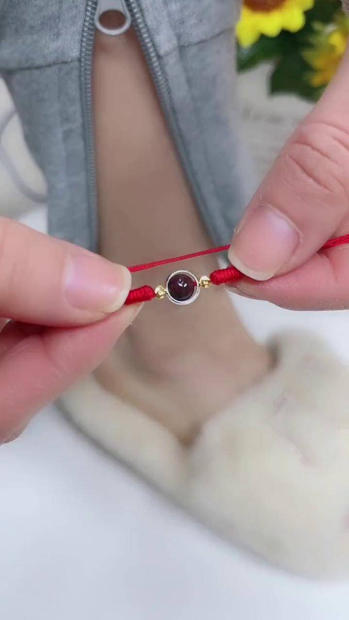 女生脚踝系红绳什么意思