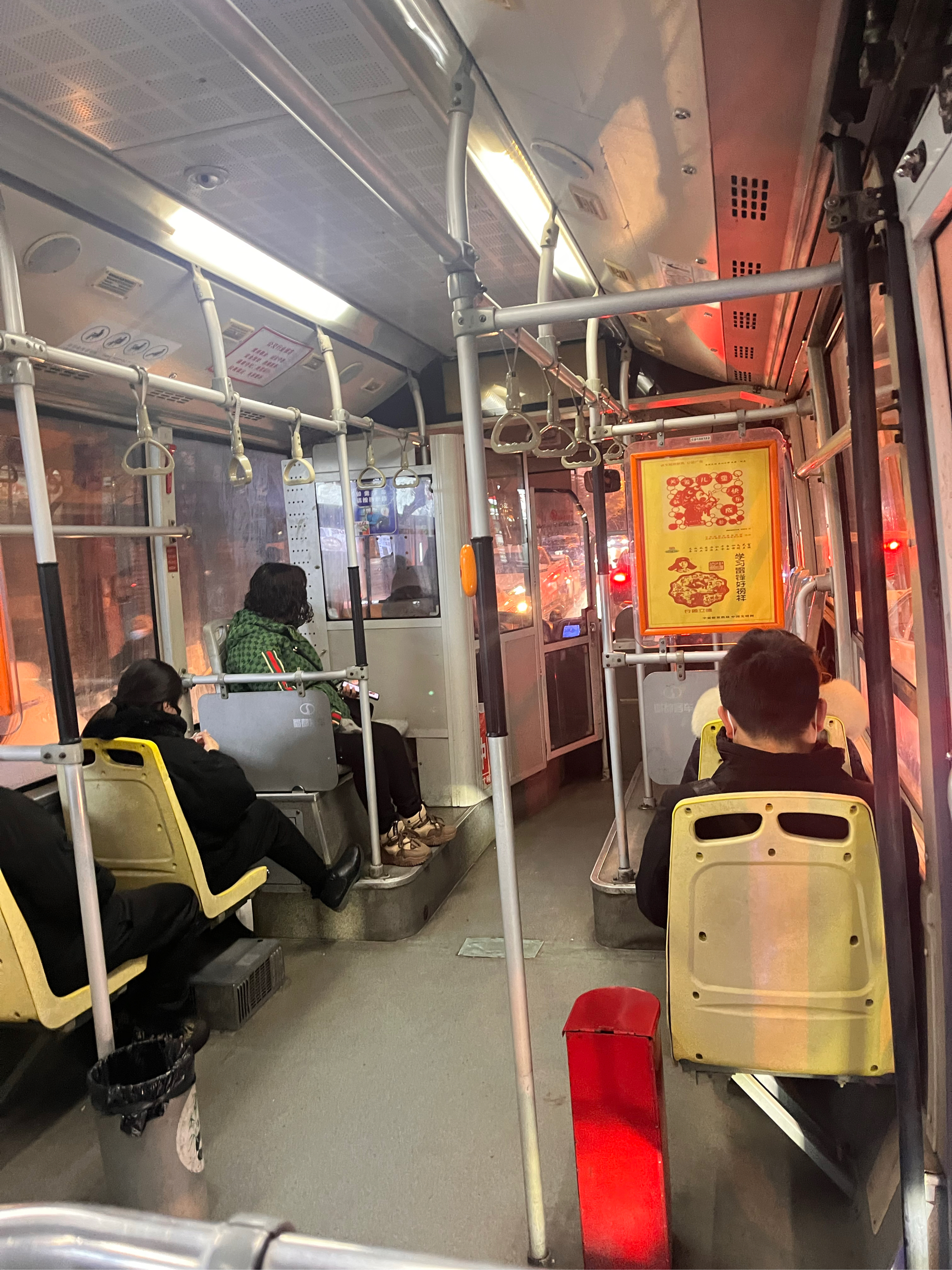 梦见自己坐公交车上很多人