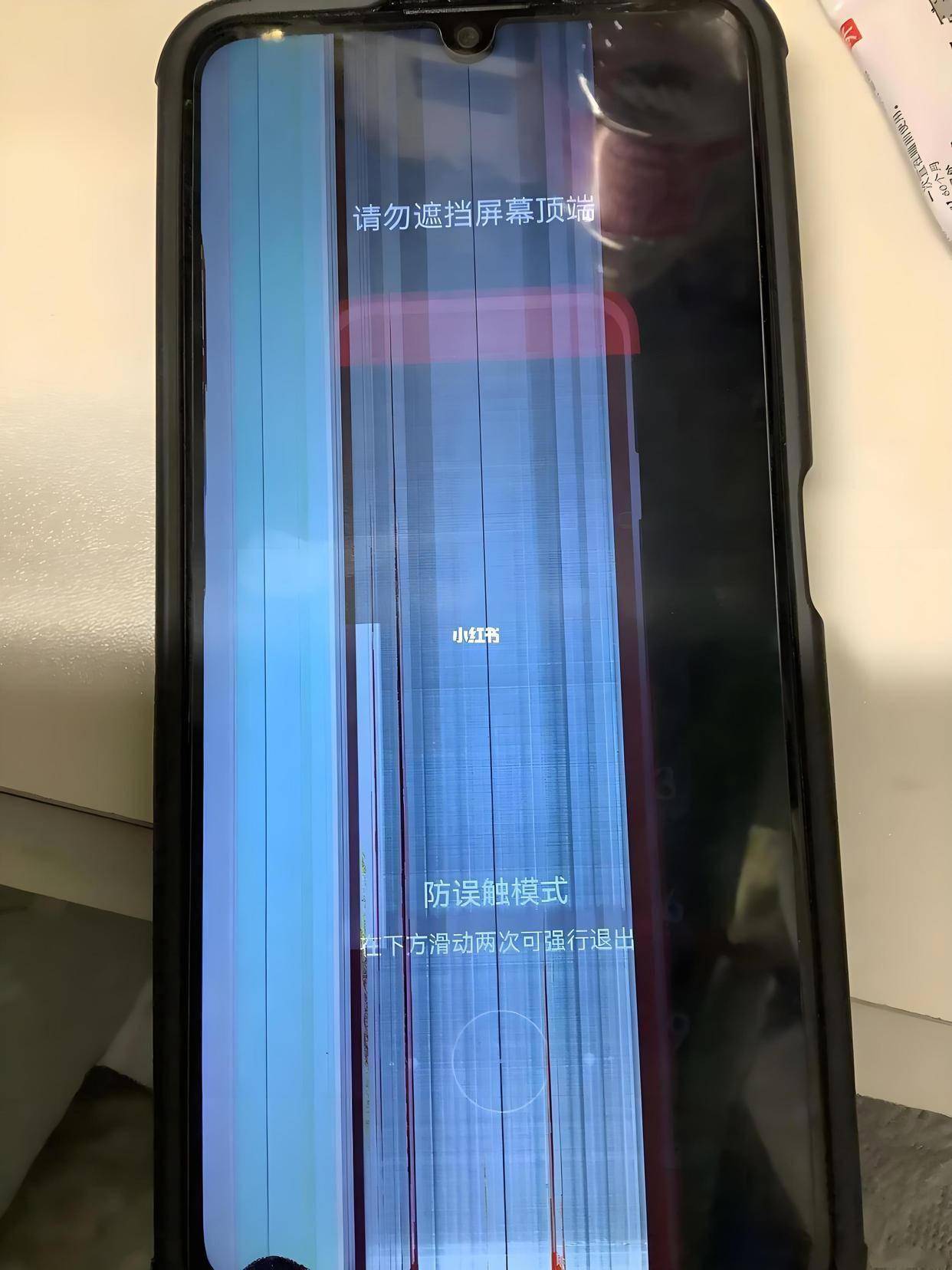 手机进水屏幕黑了但是有反应怎么了